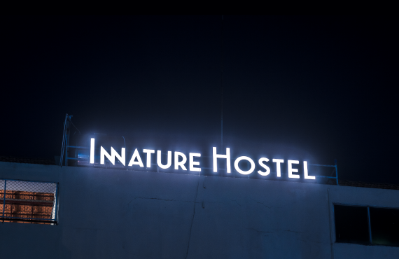 Innature Hostel ｜宿泊施設の内装グラフィック・サイン計画